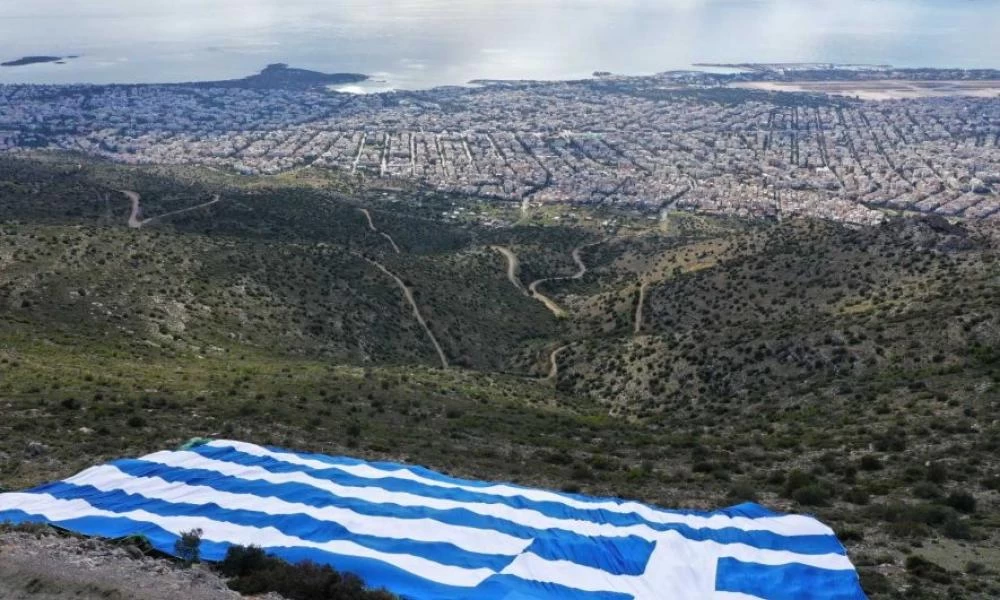 Μια σημαία 4.000 τ.μ. τοποθέτησε ο δήμος Γλυφάδας στο πιο ψηλό σημείο